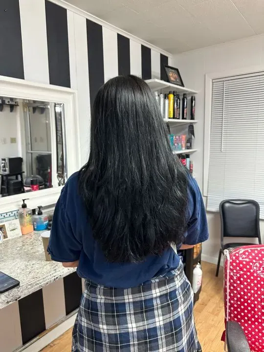 https://cdn.salonspotlight.com/photos/yvlBtCpSa17X94fAD16K/347d5498-b153-4dc4-adcc-a47de0723e39_720x720