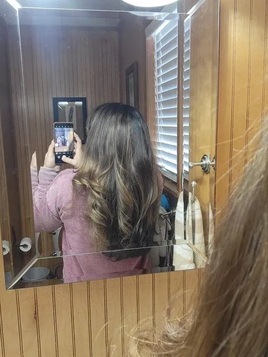 https://cdn.salonspotlight.com/photos/yvlBtCpSa17X94fAD16K/a0a8bcce-d890-455e-9585-89c1c47ac5c4_720x720