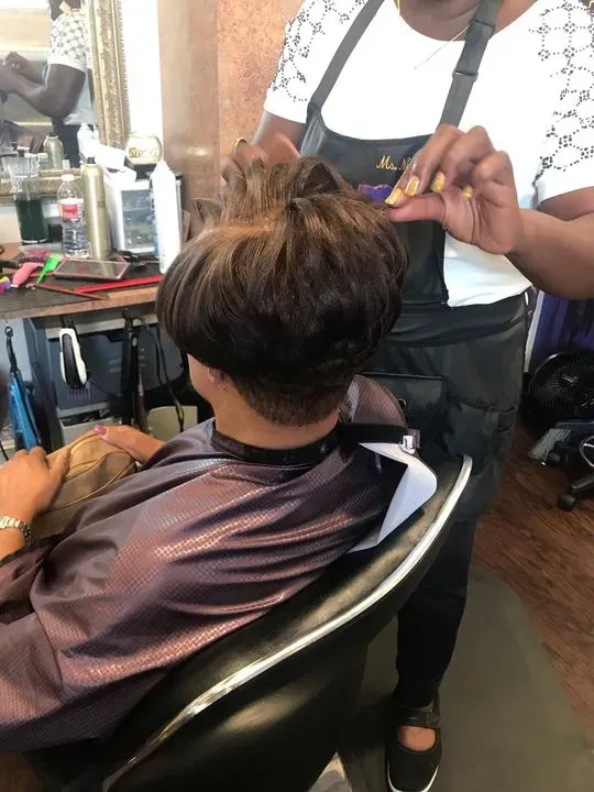 https://cdn.salonspotlight.com/photos/ywr0LP7JRWeyvwMSQXAW/d7333be5-04b6-45dd-b24f-c3cb9443051a_720x720