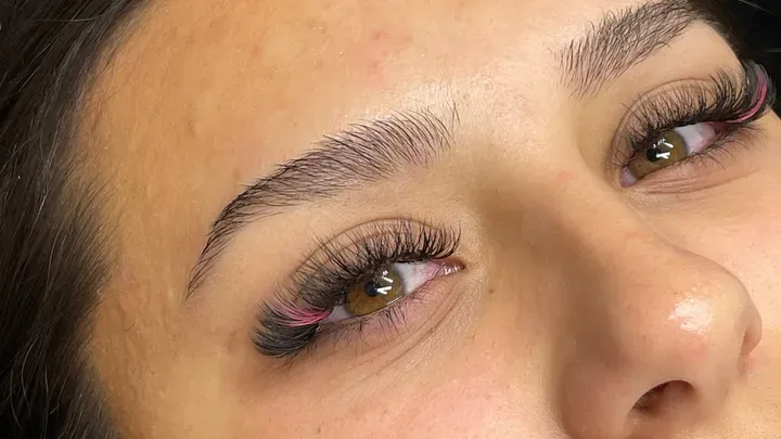 https://cdn.salonspotlight.com/photos/yyeAZqxXGeB3SMnARcX2/80fb9641-6756-4390-9f72-7d04c867e865_720x720
