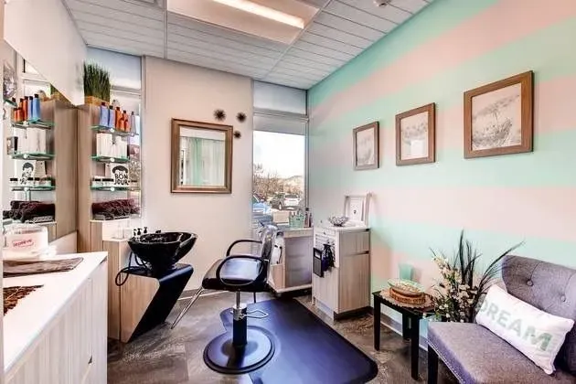 https://cdn.salonspotlight.com/photos/yzONUyhYxRwx3zkFPyUd/4f5f9cf7-29cf-4cc0-8c3b-a2e7c5acd5b3_720x720