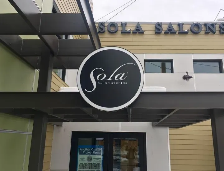 https://cdn.salonspotlight.com/photos/yzONUyhYxRwx3zkFPyUd/ad694aad-26b8-4224-903a-9a1381639f34_720x720