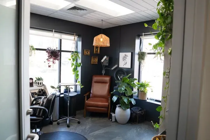 https://cdn.salonspotlight.com/photos/yzONUyhYxRwx3zkFPyUd/caf17c7b-235f-4f45-8e00-a04b69b585bd_720x720