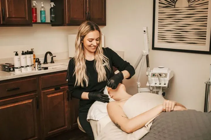 https://cdn.salonspotlight.com/photos/z1INLwvcNEMPHmYI5aTk/5a8de98b-173f-4d5b-99a9-200c40dad17b_720x720