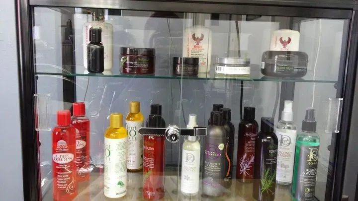 https://cdn.salonspotlight.com/photos/z2ZIlNB2hYAK6i3nZ3Cm/2b2f82dc-b0d1-47f0-bd22-9b18a9f4b89f_720x720