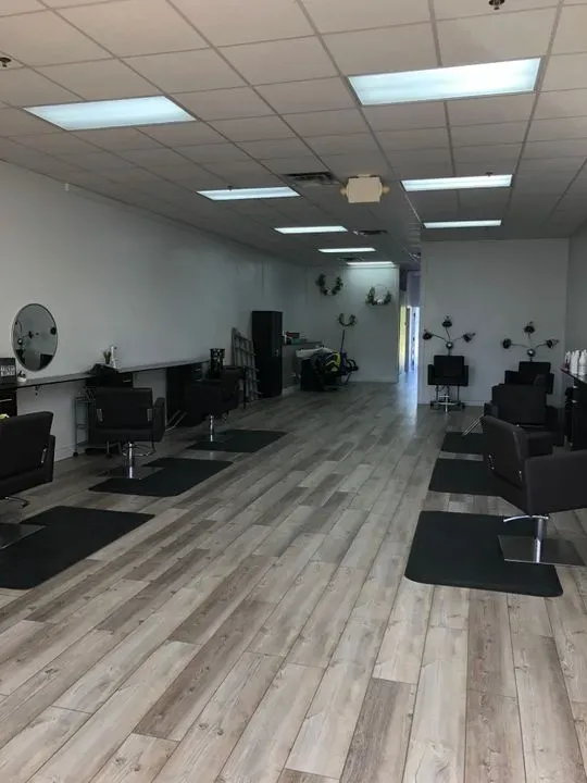 https://cdn.salonspotlight.com/photos/z34bKow9s4OisTRVrm4l/9da3d52b-bcf0-41ed-8f50-d9fc7b4fd82f_720x720