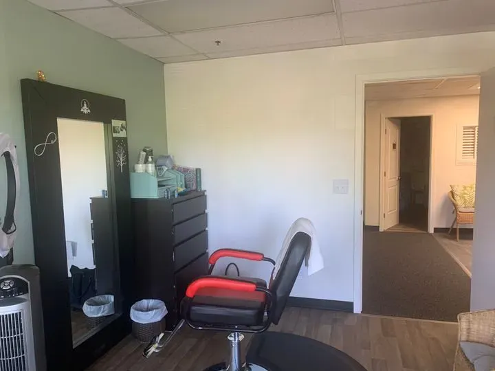 https://cdn.salonspotlight.com/photos/z5LjvLUJPUizKL31rDif/2dd49d4c-9121-4132-a719-fffc50a4c4ac_720x720