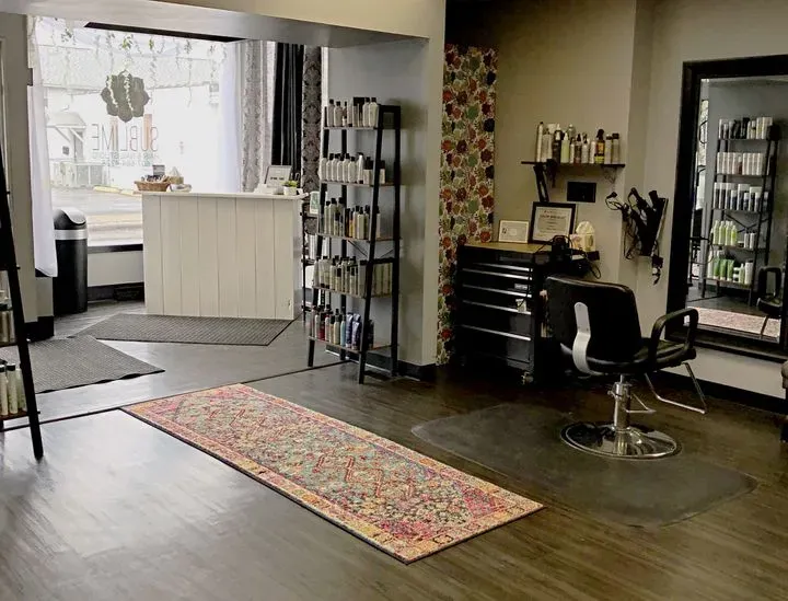 https://cdn.salonspotlight.com/photos/z60hHvn3aNyBBKIQrR8x/1d9eaadb-e223-41d9-8ef7-198f356af462_720x720