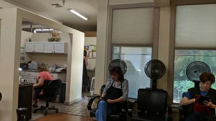 https://cdn.salonspotlight.com/photos/z7H0ETZZghSplNm75jRV/1236a923-2e39-4156-a2a8-609521eb0880_720x720