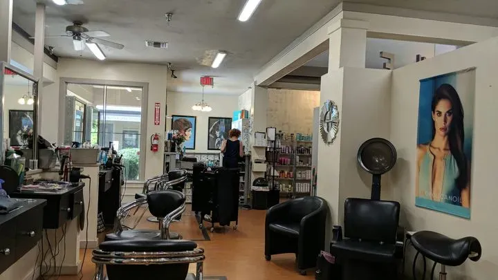 https://cdn.salonspotlight.com/photos/z7H0ETZZghSplNm75jRV/5cf5c1db-95af-41af-9c9c-5b8fbaf3c0a5_720x720