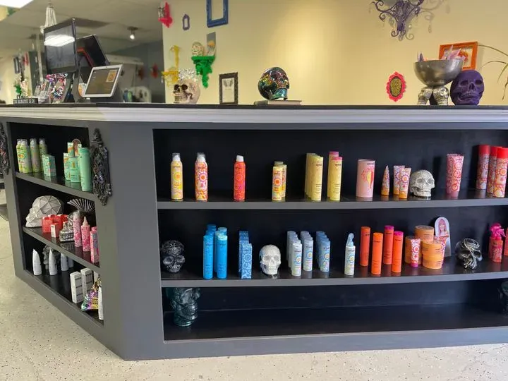 https://cdn.salonspotlight.com/photos/z7IClRoaJbahDcOoxzFZ/b4b7792b-419c-4706-bd0a-f2532e2d52cc_720x720