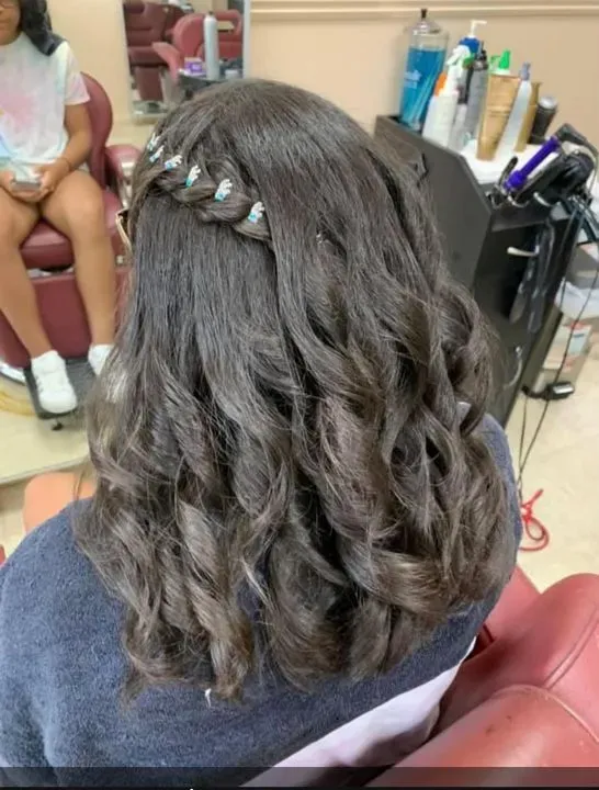 https://cdn.salonspotlight.com/photos/z9eUX0hs3QIKCG7w2DIy/558dc8ea-18ce-404e-9007-c538936a26a0_720x720