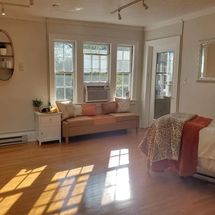 https://cdn.salonspotlight.com/photos/zAl5gPpJrxI56srwFE6h/86aadfa9-b983-487d-964e-8e37472b8f00_720x720