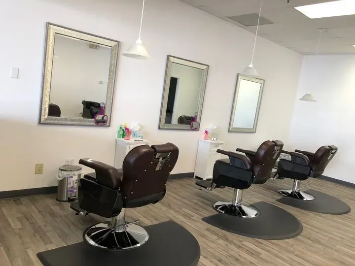 https://cdn.salonspotlight.com/photos/zBn1GCOqs7ucOX0mAZ3l/afb98f9f-9842-4f38-8c62-febcdde3e0e8_720x720