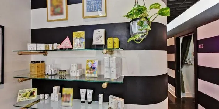 https://cdn.salonspotlight.com/photos/zDGGJCPxeyDJ4QPFKfvj/0887a9d8-9074-4a6a-aaf6-983c20950eb3_720x720