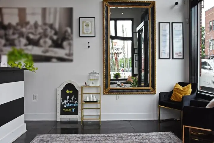 https://cdn.salonspotlight.com/photos/zDGGJCPxeyDJ4QPFKfvj/87b370c6-c2af-42b3-a0bb-a1482dca1984_720x720
