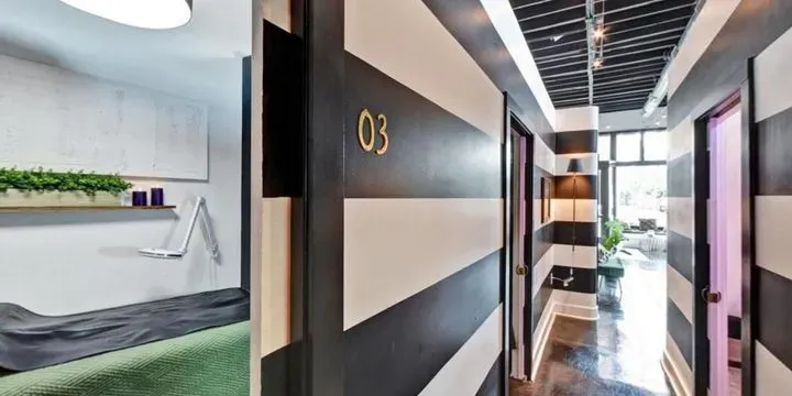https://cdn.salonspotlight.com/photos/zDGGJCPxeyDJ4QPFKfvj/edd82ea3-ad97-4676-b8e5-06cfab8245e6_720x720