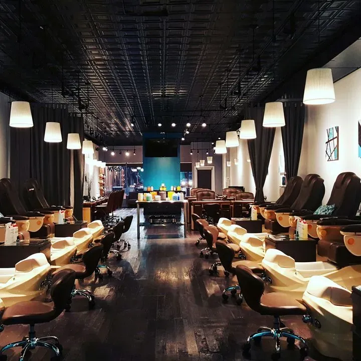 https://cdn.salonspotlight.com/photos/zDHiXFORgiND9jINqjvo/318e2b82-1d9a-45a2-b2e9-e9b22bf6feb9_720x720