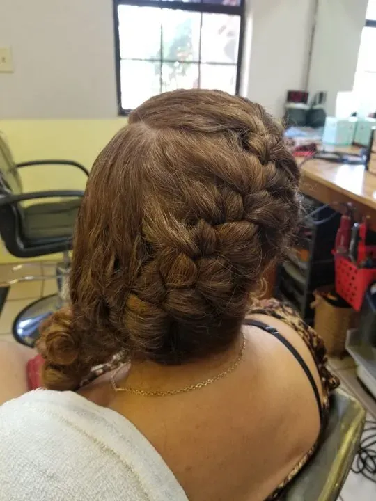 https://cdn.salonspotlight.com/photos/zErtR24R3vehy6G2LdG6/bffe4e03-949b-4558-9631-ee0b03f426b1_720x720