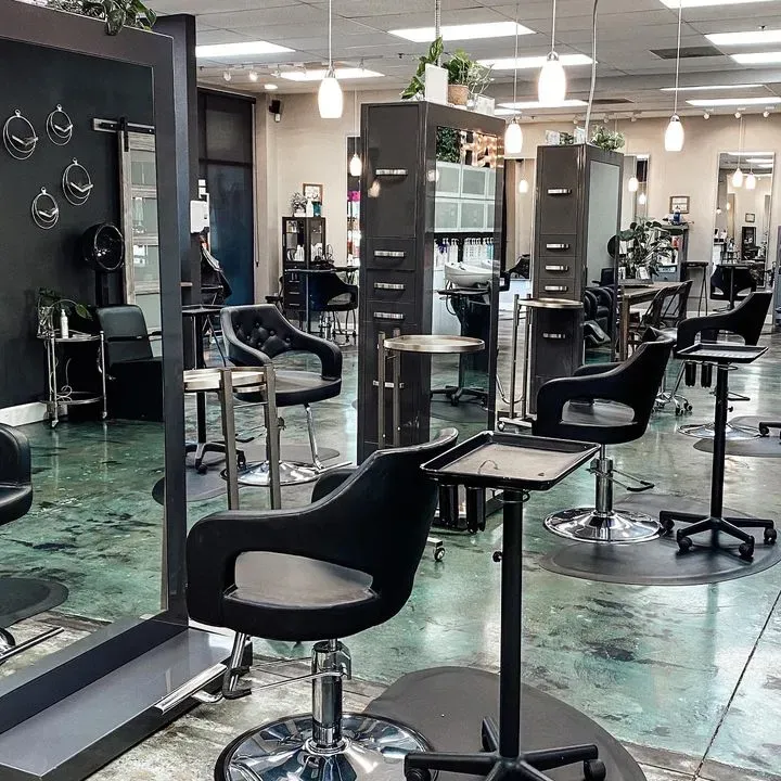 https://cdn.salonspotlight.com/photos/zFNauXg9G2XB6KYUdh7f/11c04ffd-9643-4932-93b9-86237ad1f8ba_720x720