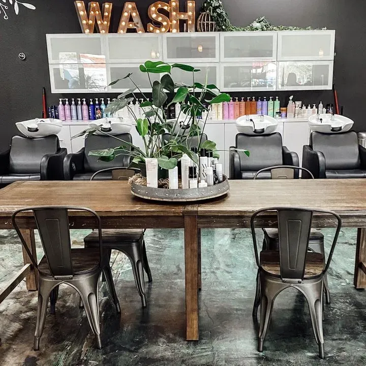https://cdn.salonspotlight.com/photos/zFNauXg9G2XB6KYUdh7f/fbf0a717-7de6-414f-b1cd-9541f092ab5f_720x720