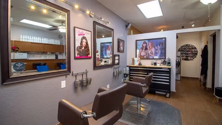 https://cdn.salonspotlight.com/photos/zIRrxW4bvHvqLbx8Hv1h/4e3a1e67-4f8a-4d29-b369-1595ddff095f_720x720