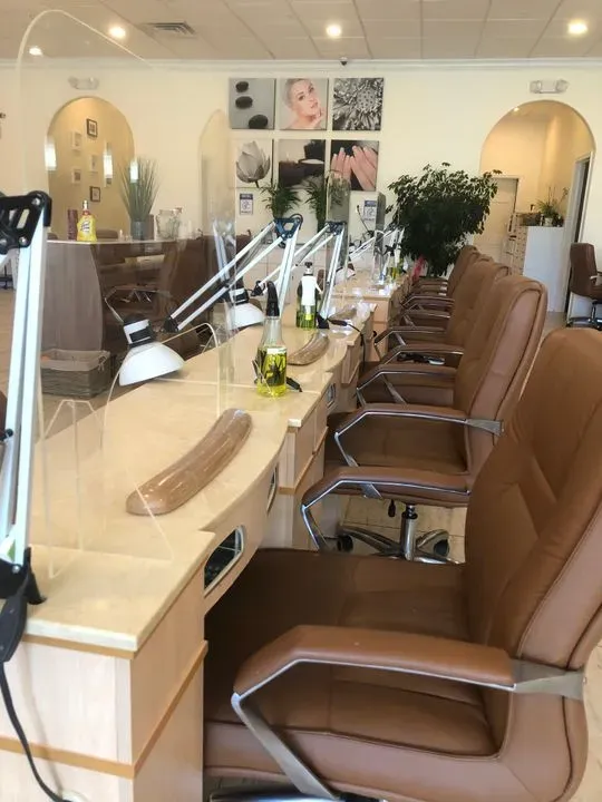 https://cdn.salonspotlight.com/photos/zKqxZqCTQhnDqTS2Mfai/0668184c-d01c-4b2b-b10f-5676048bd74f_720x720
