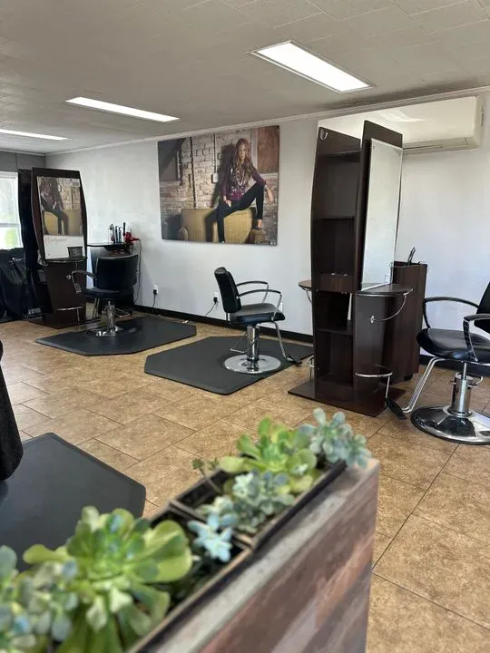 https://cdn.salonspotlight.com/photos/zLQUvrc89AxtCIJU6yrm/e1476e9f-9fae-4a1b-adf2-0afa397bbd2b_720x720