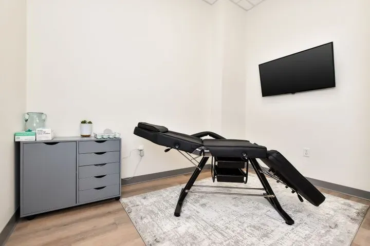 https://cdn.salonspotlight.com/photos/zM7dIeYC7eL0QWvHWPV6/209f8e49-6e40-470d-a740-c8a4d3eb0d69_720x720