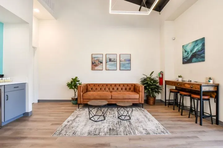 https://cdn.salonspotlight.com/photos/zM7dIeYC7eL0QWvHWPV6/621b3c18-de7e-42ef-b3a2-050c207f0262_720x720