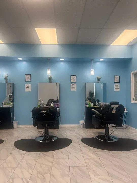 https://cdn.salonspotlight.com/photos/zOkeKysTXSe7CIiHv9vj/f2cae3a0-1f85-4b2e-80fc-2ead38d21970_720x720