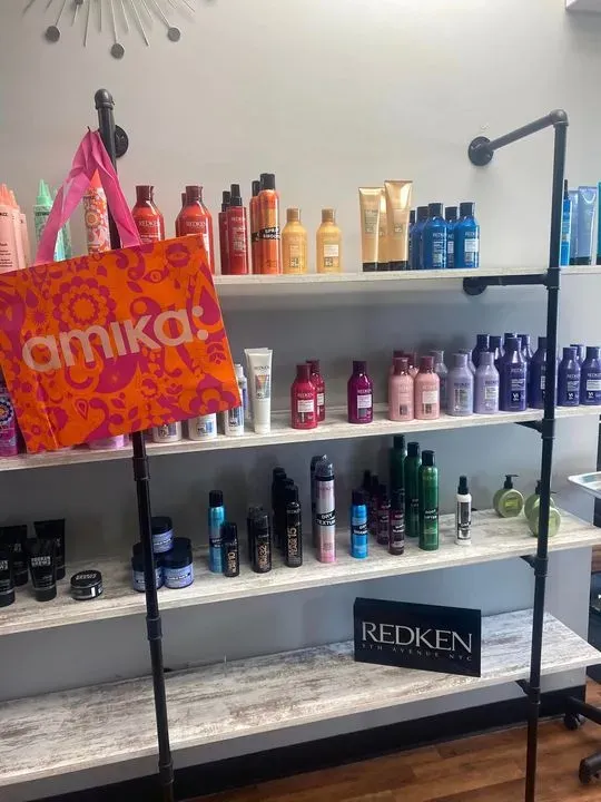 https://cdn.salonspotlight.com/photos/zPdv25eWfqHkhdH4lg5V/84774543-1f75-49ac-9329-893e93b57d86_720x720