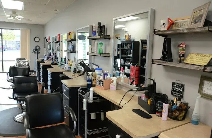 https://cdn.salonspotlight.com/photos/zPdv25eWfqHkhdH4lg5V/c85d2b17-8e01-4833-8f2b-e1d0f187e3fa_720x720