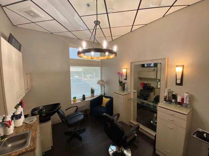 https://cdn.salonspotlight.com/photos/zQ6VkPO3UFFQhjoDXv2O/1600f737-3ec0-4c19-be02-32d28fe1757c_720x720