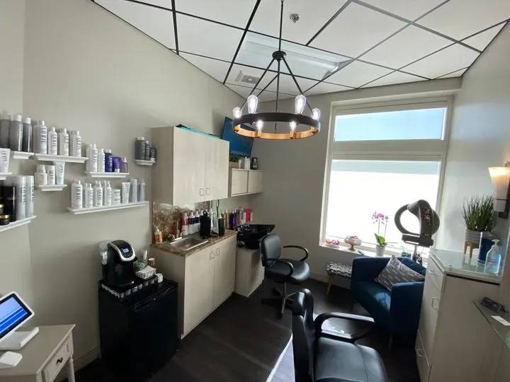 https://cdn.salonspotlight.com/photos/zQ6VkPO3UFFQhjoDXv2O/546221e4-edb0-44e6-b1eb-22755c561ac0_720x720