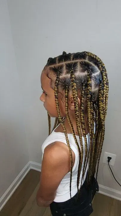 https://cdn.salonspotlight.com/photos/zQUiHxqe2TZO2TsMabh4/4f5b9c23-8b56-41c1-ab82-9ef181759688_720x720