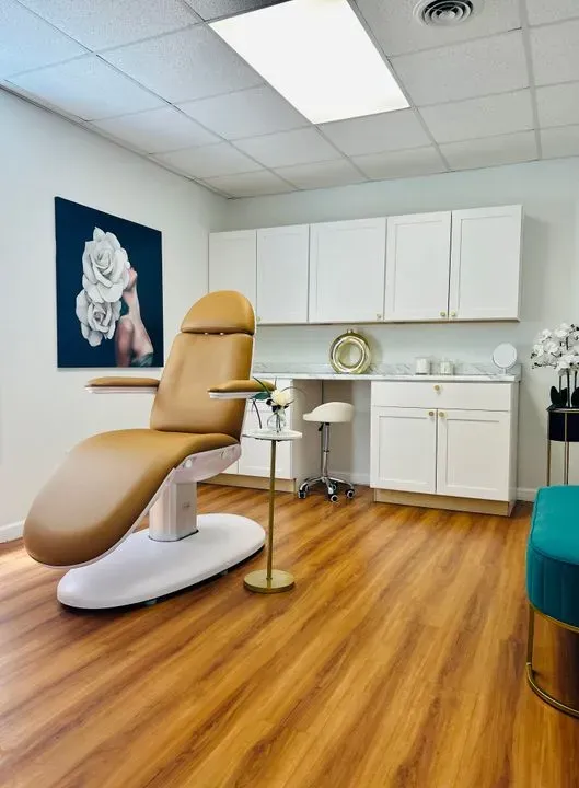 https://cdn.salonspotlight.com/photos/zSQIjDJXC5HXfSR3wfej/24771bc8-617c-49cf-88f7-90c7f273b451_720x720