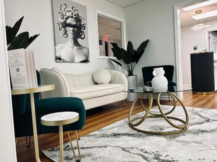 https://cdn.salonspotlight.com/photos/zSQIjDJXC5HXfSR3wfej/f15ae915-13d0-45ff-89e4-15e6c2c0b926_720x720