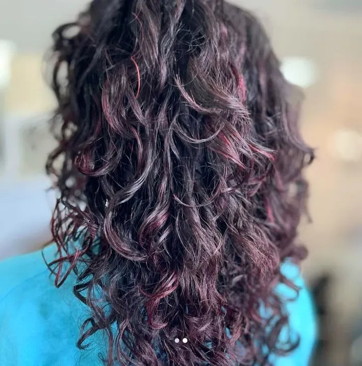 https://cdn.salonspotlight.com/photos/zTSL2e8QmIg4USiaz5Xn/8a13118f-af6e-4636-a64e-bd7621a8995b_720x720