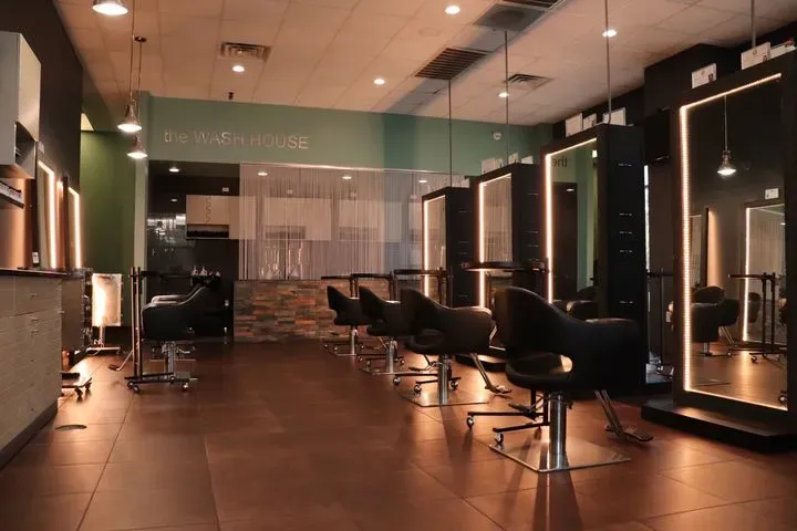 https://cdn.salonspotlight.com/photos/zU16jNTyjFoDT17FOBb6/31011b8a-cf25-42a1-923a-835d203db549_720x720