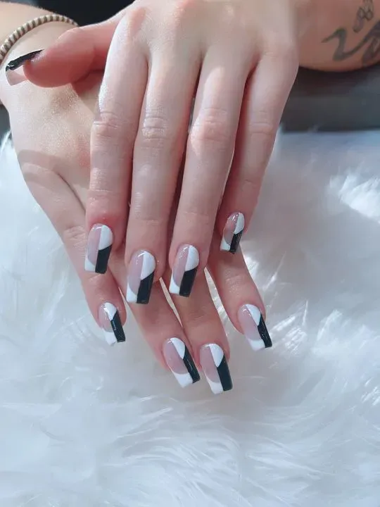 https://cdn.salonspotlight.com/photos/zUc7tl3qfGBWFbPvE2zQ/edbbeaea-d073-4251-a1b2-65810796b710_720x720