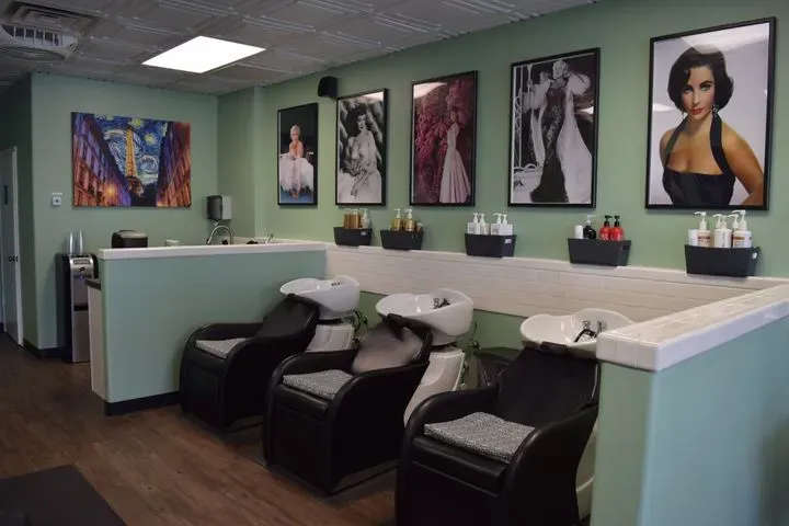 https://cdn.salonspotlight.com/photos/zWrKN8xQ3y8WhgPc4B7B/3e1f44f2-24e3-4784-bbea-ea50d6ba509c_720x720