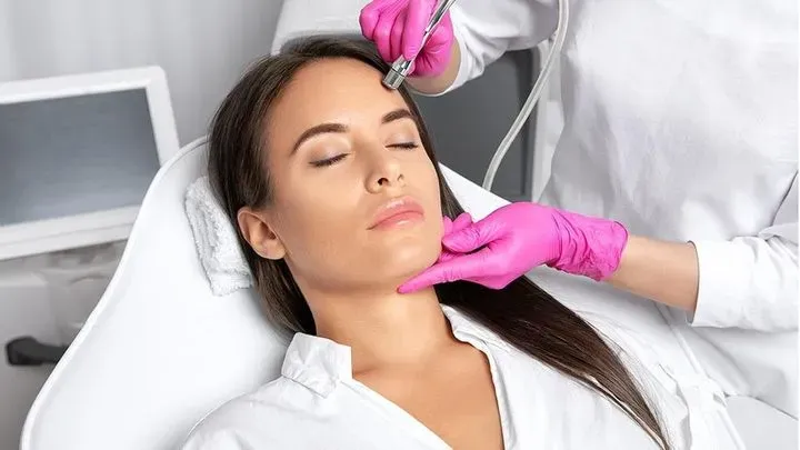 https://cdn.salonspotlight.com/photos/zY9dR6V3kVvD3UGmDltq/03309754-0bc4-4fce-b3d3-d080b9cb8228_720x720