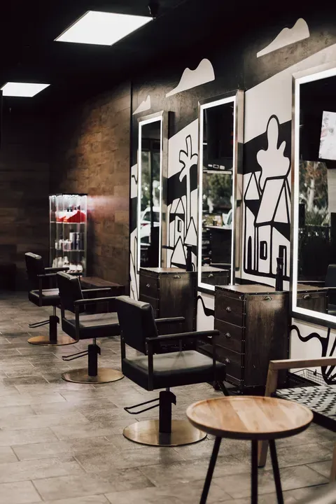 https://cdn.salonspotlight.com/photos/zZoN63l6soXH4QMx3KLX/770d79a6-6605-4836-8a48-668593d5e171_720x720