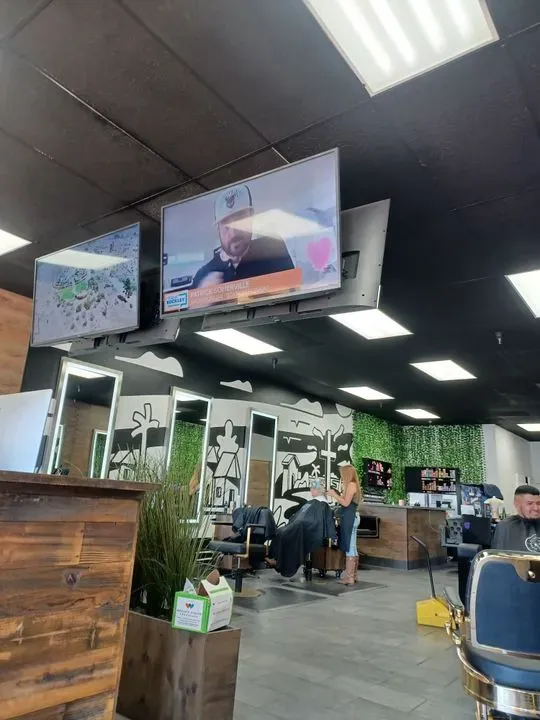 https://cdn.salonspotlight.com/photos/zZoN63l6soXH4QMx3KLX/b9eaaaba-bccd-4d7d-b4a5-3478fbb0c81b_720x720