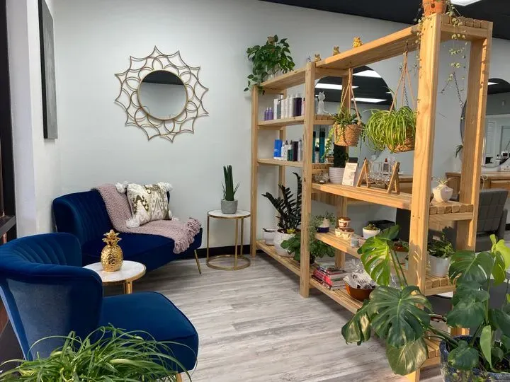 https://cdn.salonspotlight.com/photos/zZs0M4rtCIdRVA90t6go/3bb7d956-58ca-450b-be41-91d255dd8109_720x720