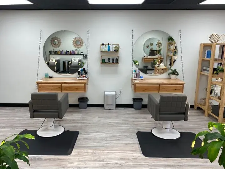 https://cdn.salonspotlight.com/photos/zZs0M4rtCIdRVA90t6go/eb1d2efb-56ea-49fe-8450-ee384d46d27a_720x720