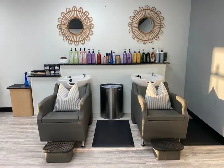 https://cdn.salonspotlight.com/photos/zZs0M4rtCIdRVA90t6go/ecf5bfd0-cdb5-4a3b-84d8-863aaa7c8aea_720x720