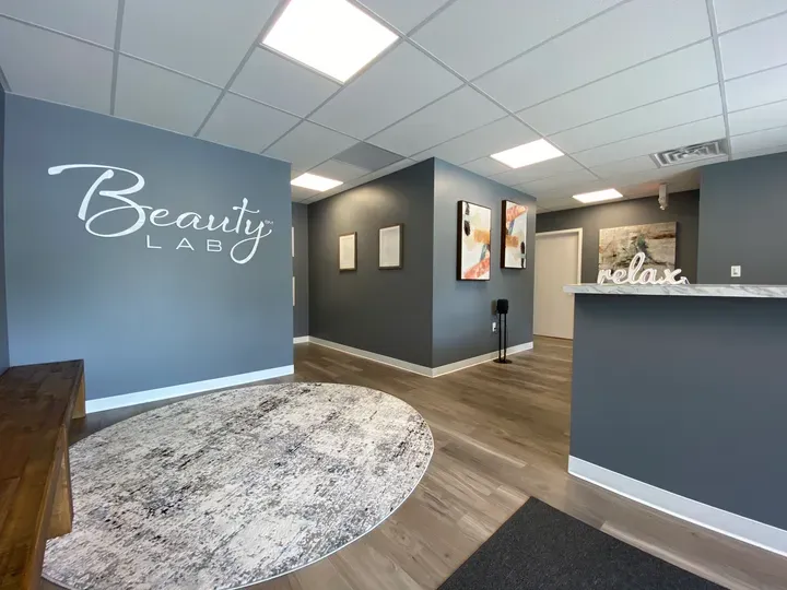 https://cdn.salonspotlight.com/photos/zcgkXukZ8pUTsLH97BuY/4ea3f013-6e71-4901-b7a6-47438330b695_720x720