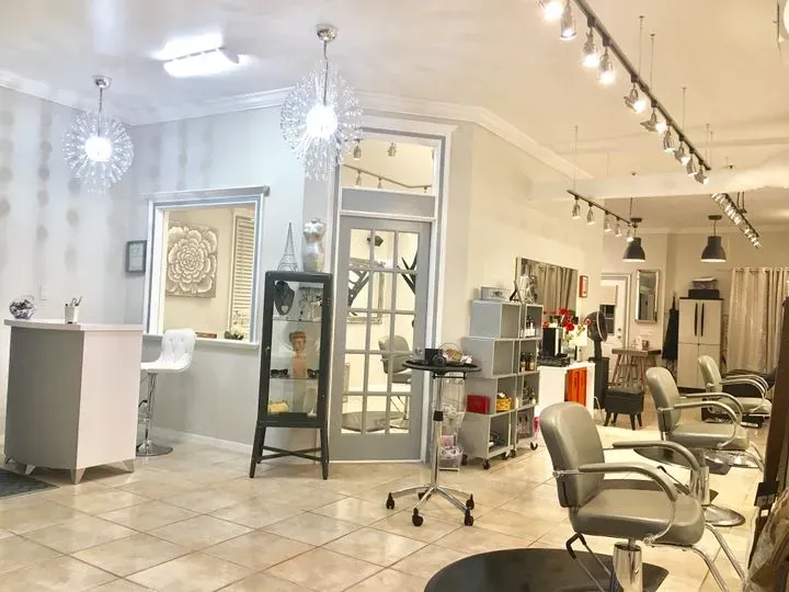 https://cdn.salonspotlight.com/photos/zcz5iDEBQ3tqt7H1KLtF/7a8f9b31-65f8-4d46-a05e-968409580d9f_720x720